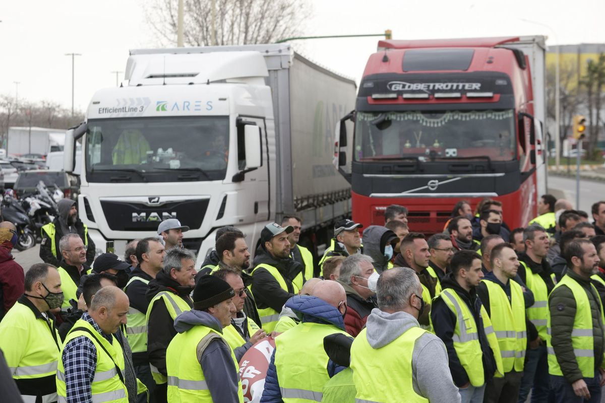Transportistas ultras ponen en peligro abastecimiento de alimentos en España | EFE