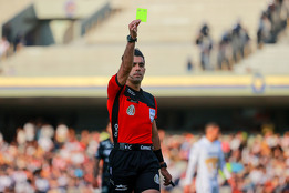 Adonai Escobedo marca polémico penal contra Pumas en partido ante Necaxa