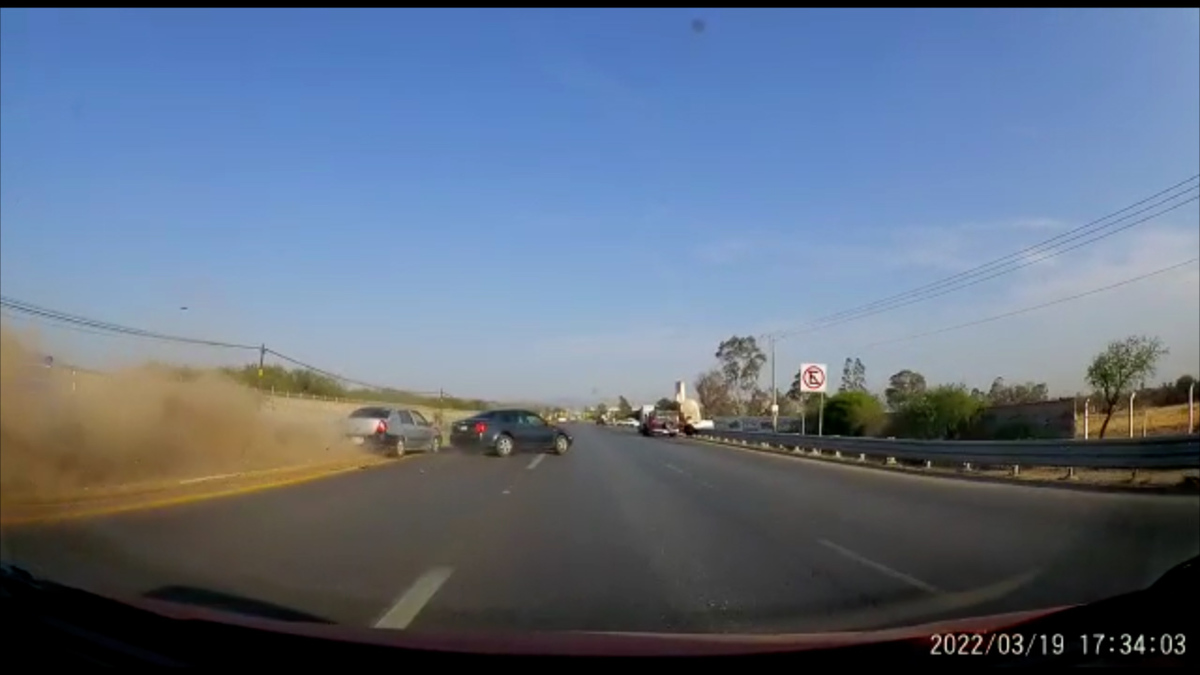 Automovilista capta choque múltiple en carretera de SLP