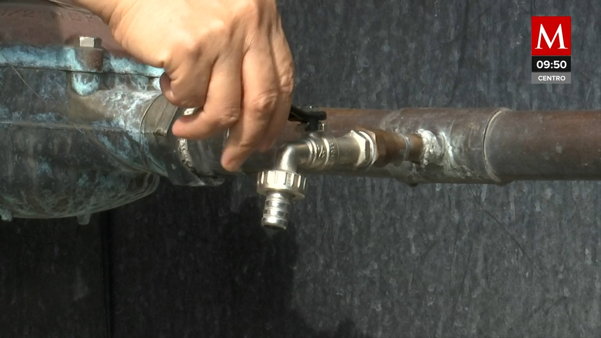 Ciudadanos adquieren contenedores de plástico ante cortes de agua