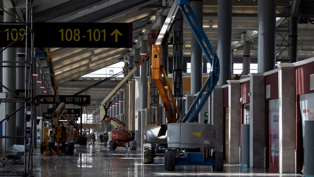 En documental, AMLO reconoce labor de militares en construcción