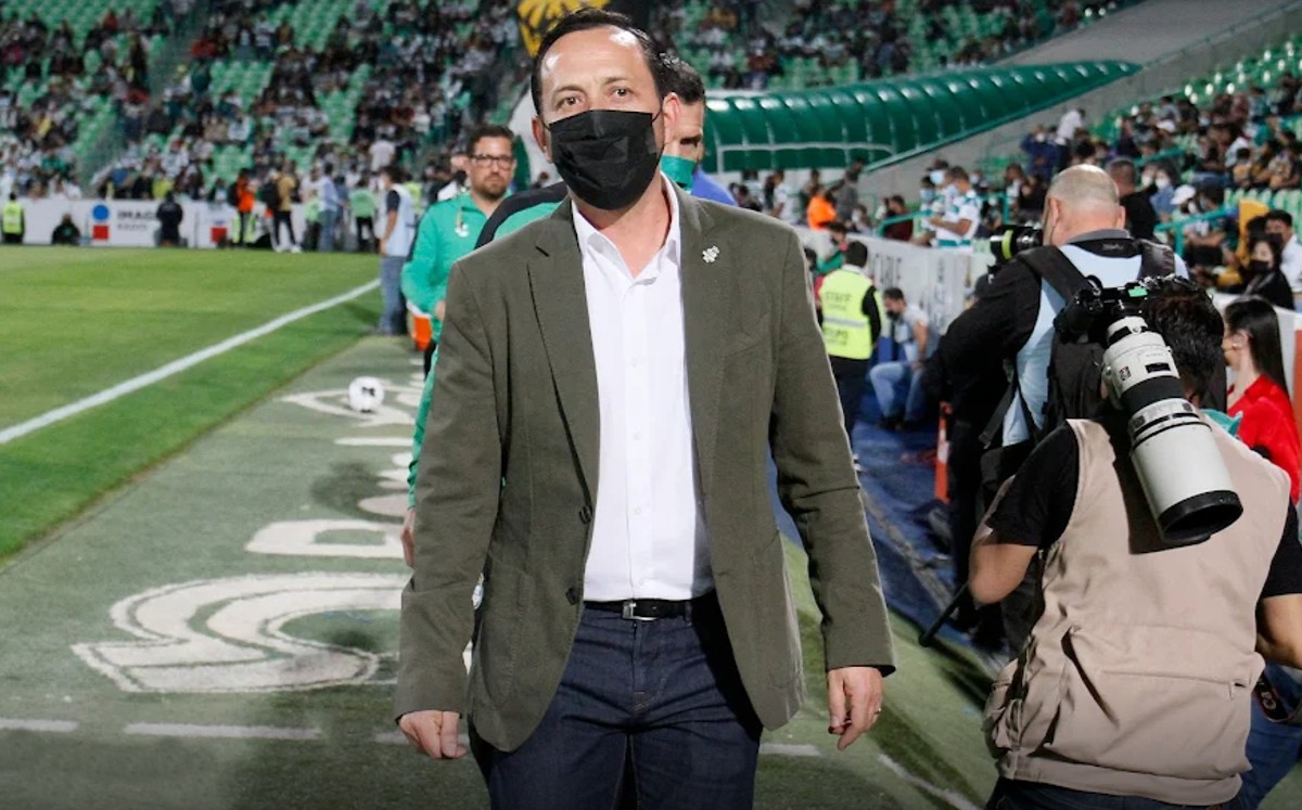 Eduardo Fentanes fue elegido como director técnico interino de Santos. (Rolando Riestra)
