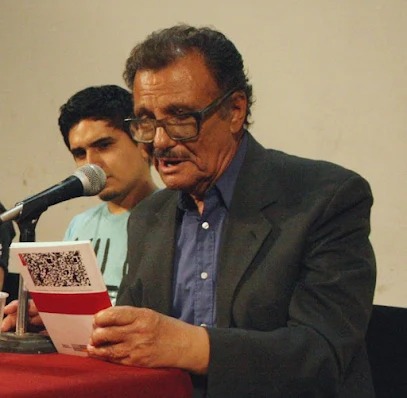 El escritor Artemio González García en una lectura en 2013. ARCHIVO SC