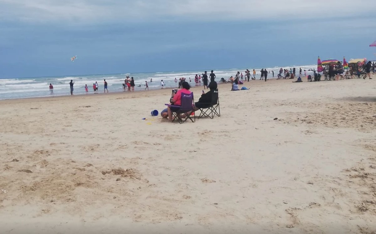 Playa Miramar recibe a visitantes, pese a mal clima