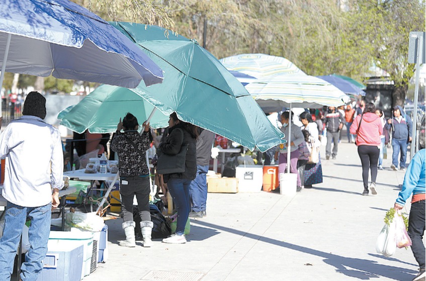 Semana a semana, la zona de la Alameda Mariano Escobedo se llena de verduras, guisos, bebidas... FOTOS: JORGE LÓPEZ