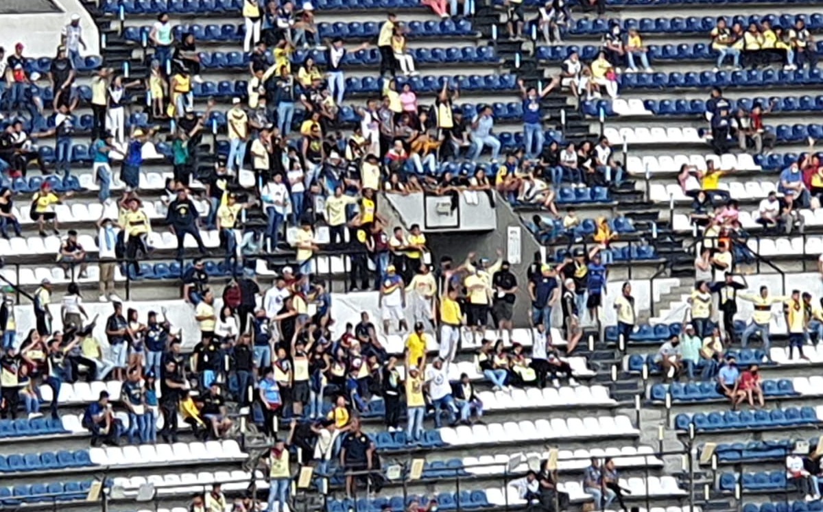 Aficionados de América intentaron agruparse, pero fueron dispersados (Higinio Robles)