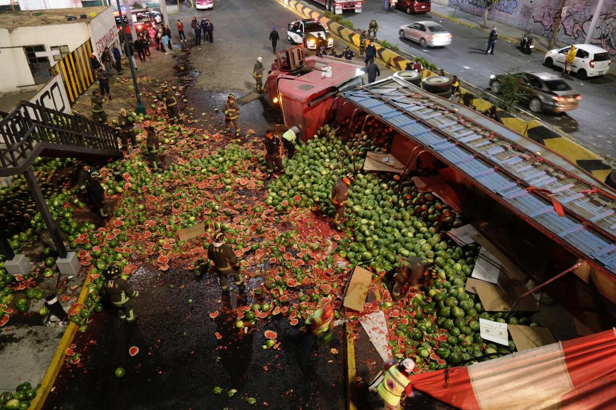 Camión de sandías vuelca en alcaldía Miguel Hidalgo | Enrique Luna