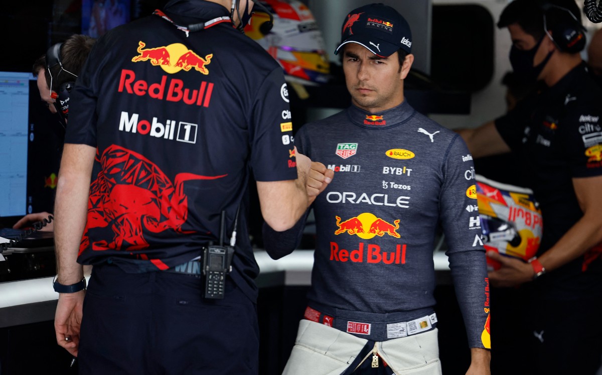 Checo Pérez explica por qué abandonó le podio en el Gran Premio de Bahréin (AFP)