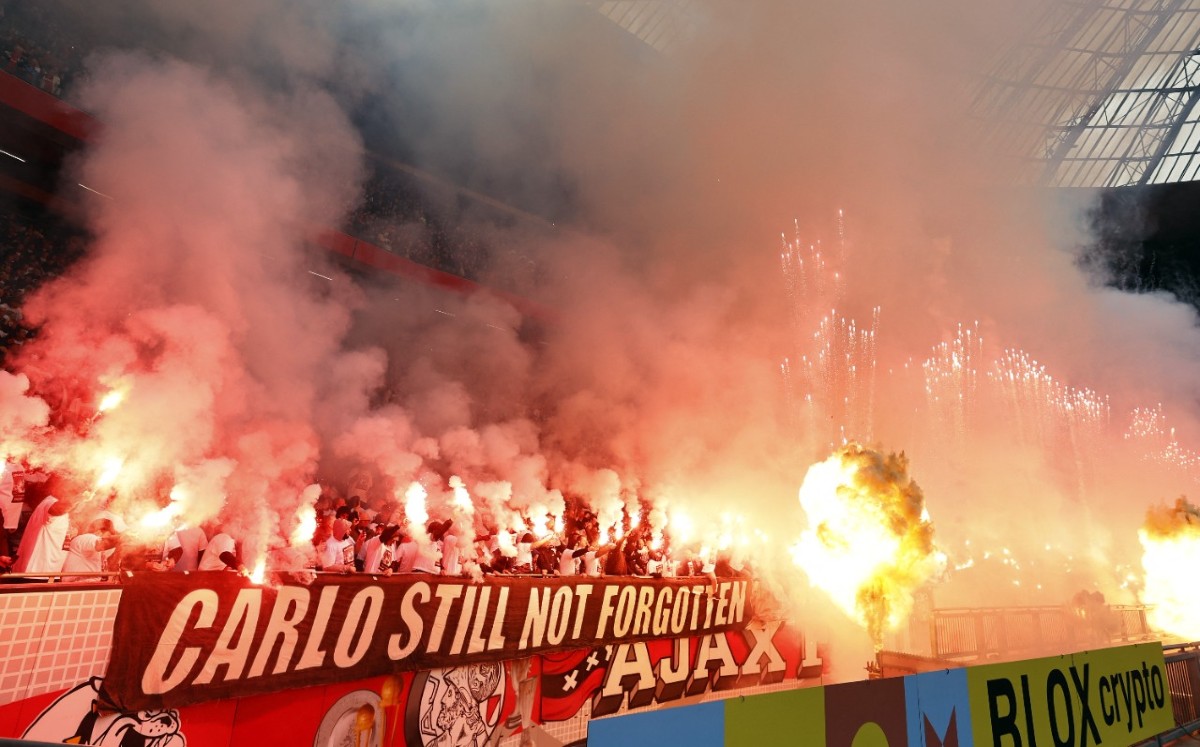 Se incendia el estadio del Ajax en el Clásico de Holanda ante Feyenoord (AFP)