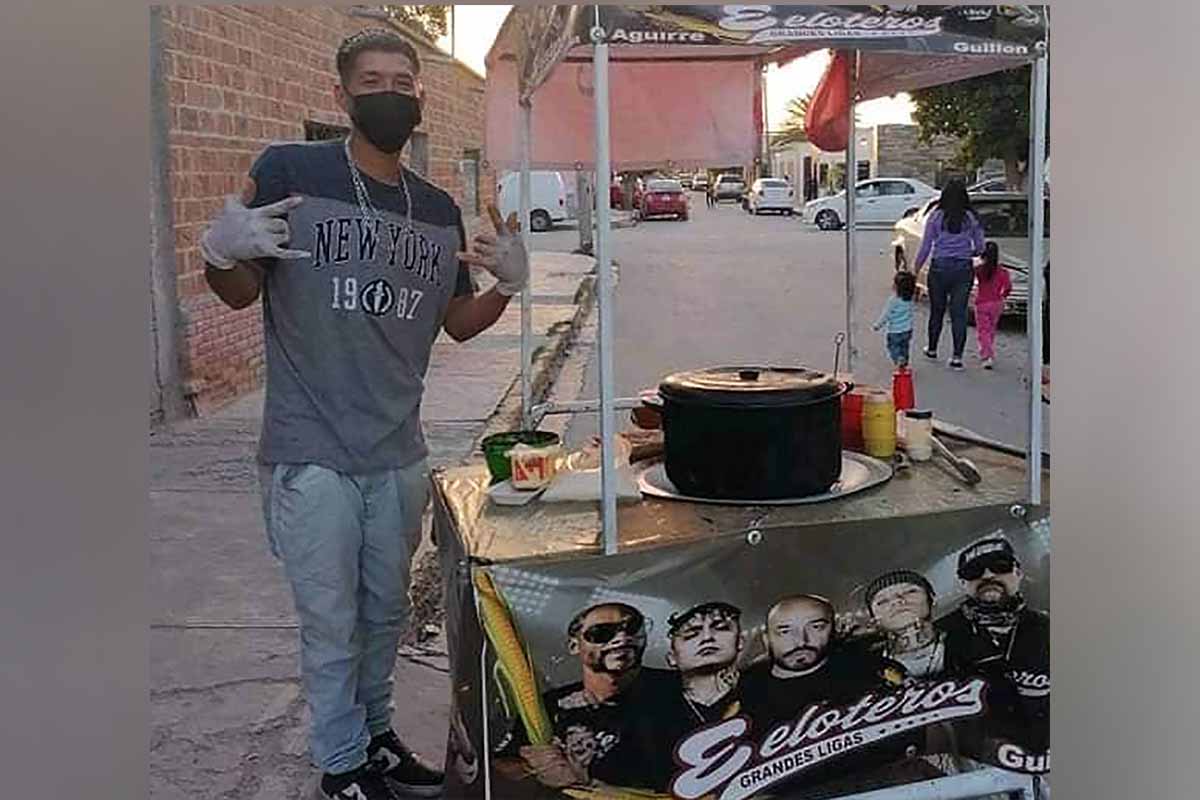 El joven vende elotes en San Pedro. (Especial)