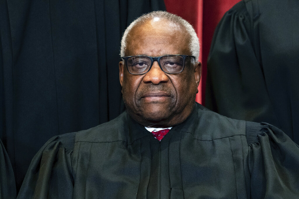 El juez conservador Clarence Thomas fue internado tras presentar un fuerte cuadro de gripe. (AP)