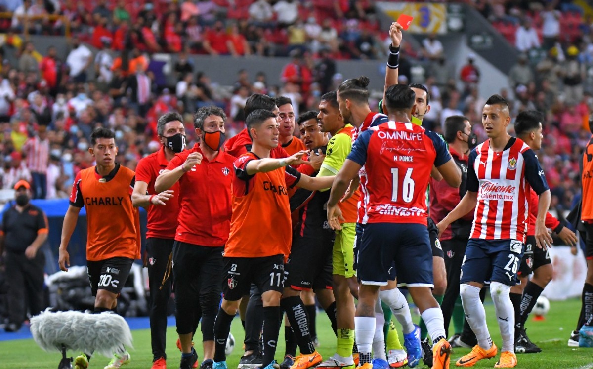 Miguel Ponce y Jairo Torres son expulsados en Clásico Tapatío (Imago7)