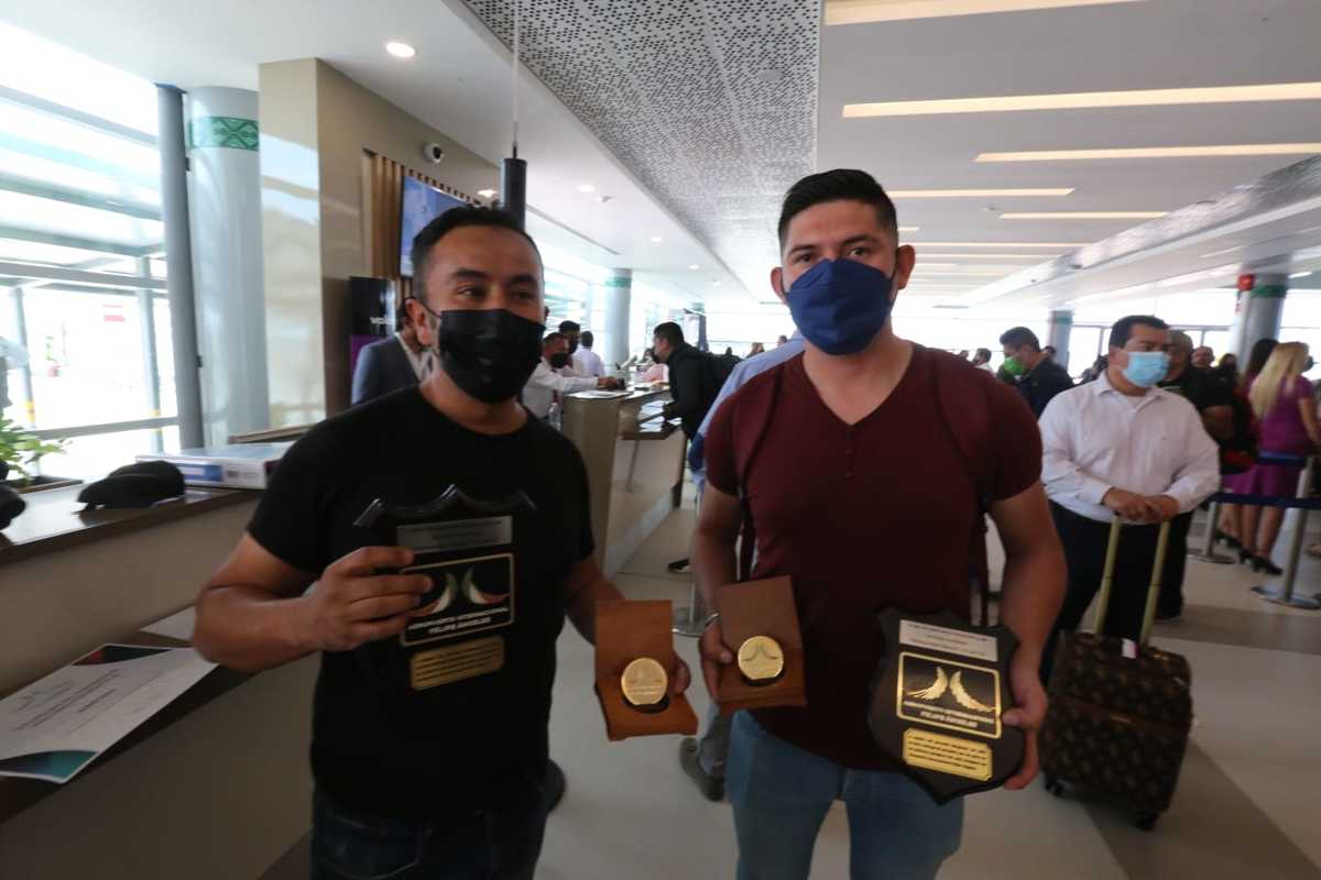 Andrés Ordaz y Xavier Rivera recibieron medallas al ser los primeros pasajeros del Felipe Ángeles. (Javier Ríos)
