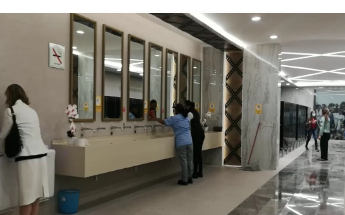 Baños del aeropuerto de Santa Lucía. Foto: ESPECIAL