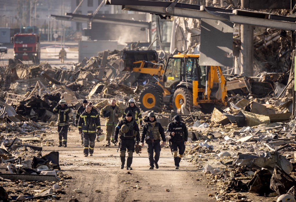 Bomberos y milirares ucranianos siguen viendo si hay más víctimas en Retroville. | AFP