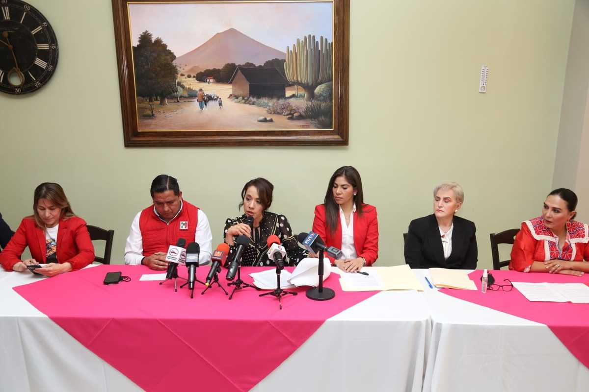 Conferencia de prensa de  Yarely Melo secretaria del PRI Hidalgo