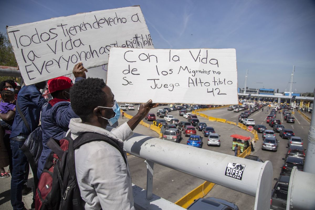 Grupo de migrantes se manifestaron en la garita de San Ysidro. (Cuartoscuro)