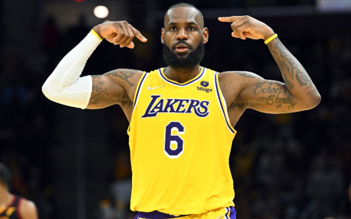 LeBron James sumó un triple-doble en triunfo sobre los Cavaliers (AFP)