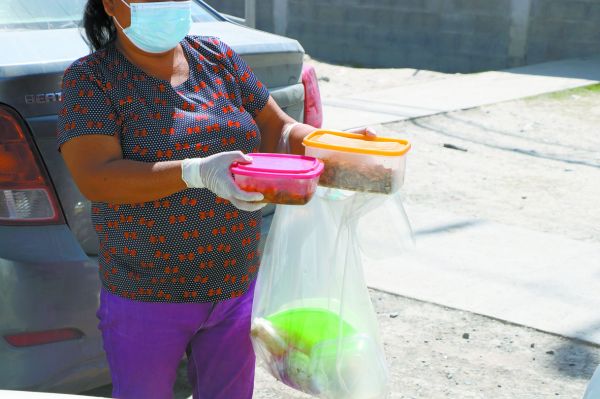 La madre entrevistada por la plataforma MILENIO-Multimedios reclamó que no la dejaron meter comida. R. Palacios