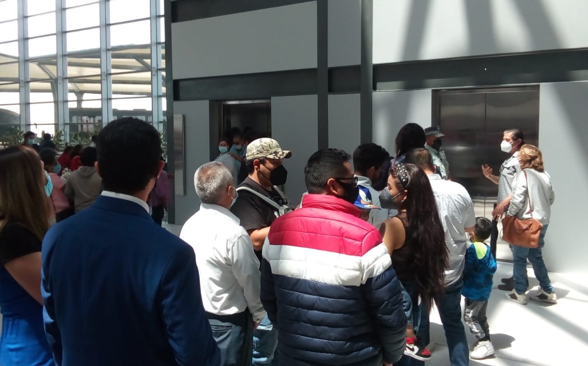 Entre las porras que se escucharon durante el evento de inauguración de la megaobra fueron: "es un honor estar con Obrador". Foto: Roberto Valadez