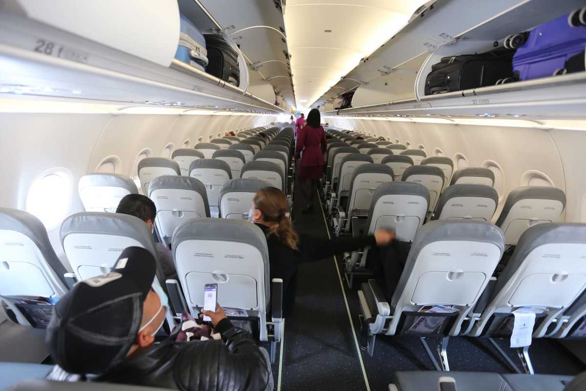 Primeros viajeros del Aeropuerto de Santa Lucía. (Javier Ríos)