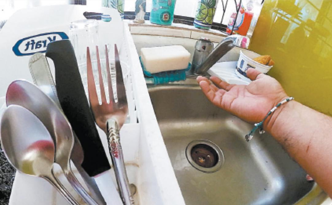 Desde hoy habrá bajas por sector en la presión del agua. Roberto Alanís
