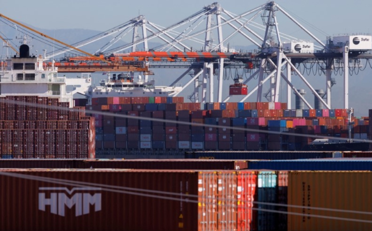 Contenedores apilados mientras barcos descargan mercancías en el Puerto de Los Ángeles en Los Ángeles, California, EU. Noviembre, 2021. Foto: (REUTERS