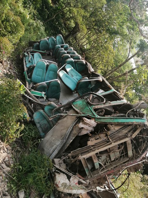 El camión rodó 200 metros por un abismo. (Twitter)