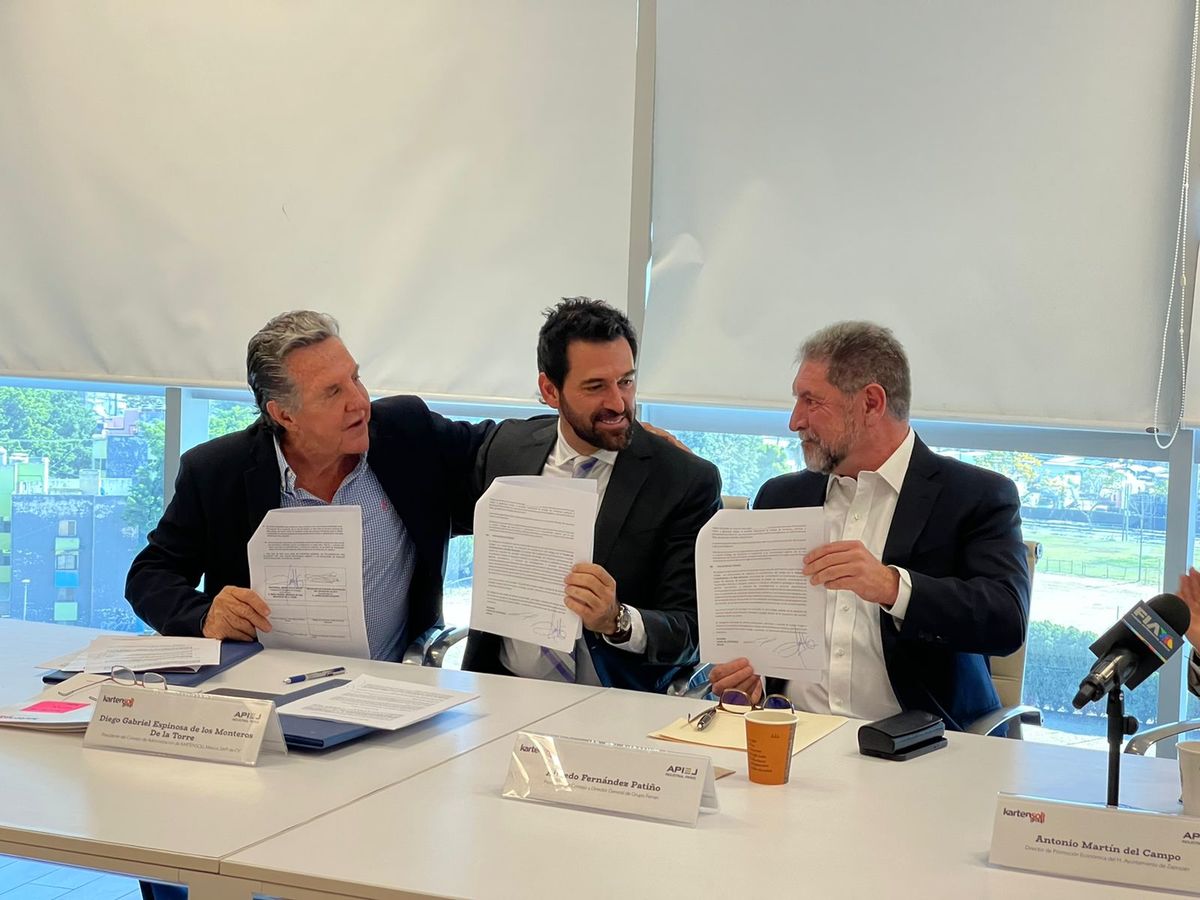 Firma APIEJ convenio de seguridad con empresa (Karla Victoria Rodríguez)