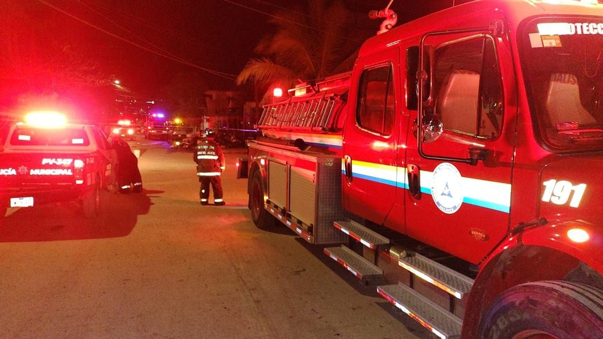 El incendio ocurrió en la colonia Vista al Mar en el municipio de Puerto Vallarta. (Cortesía)