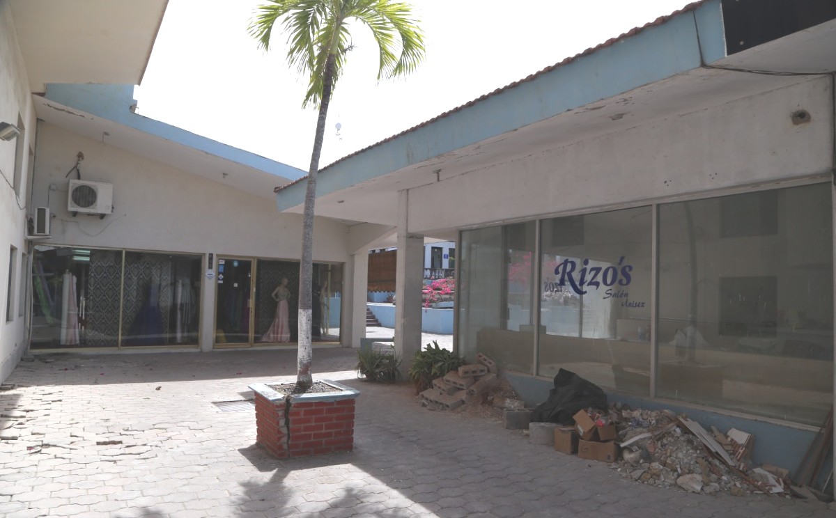 Locales comerciales en Plaza Palmas de Tampico lucen en el abandono desde hace años. | Foto: Yazmín Sánchez