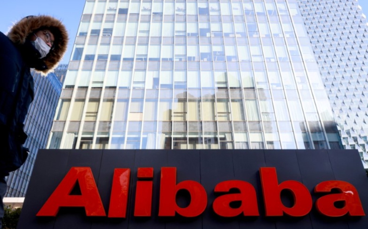 El logo de Alibaba Group en su oficina en Pekín, China, enero de 2021. Foto: (REUTERS)