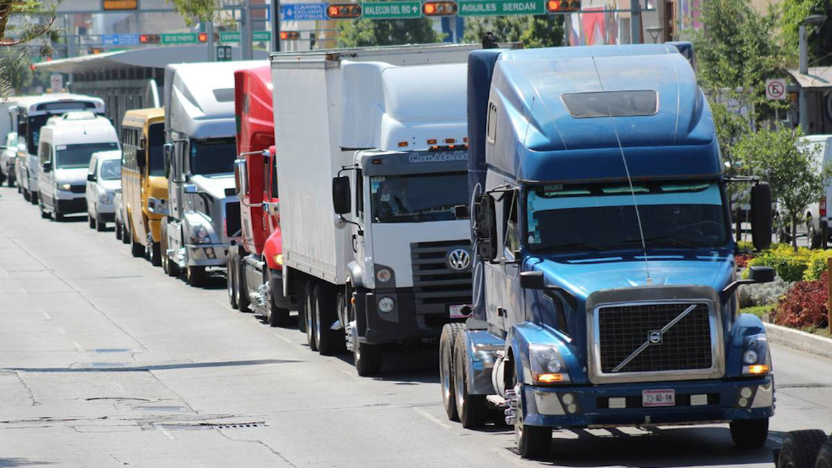 Transportistas en León se unen a paro nacional; exigen seguridad