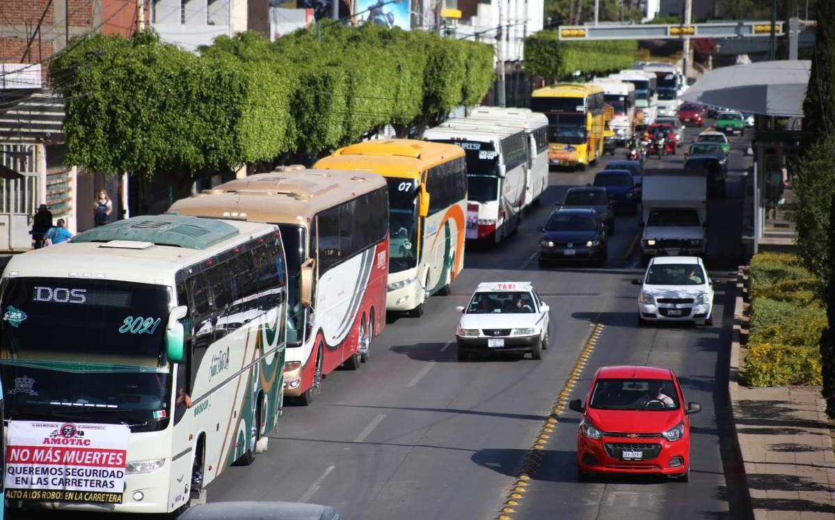 Transportistas recorriendo el López Mateos con consignas de más seguridad y un alto a precios del combustible. Dany Béjar.-