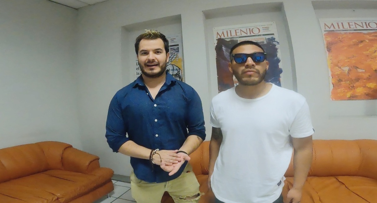 Víctor Vásquez y Edwin Ajtún en las instalaciones de Notivox Jalisco (Enrique Vázquez)