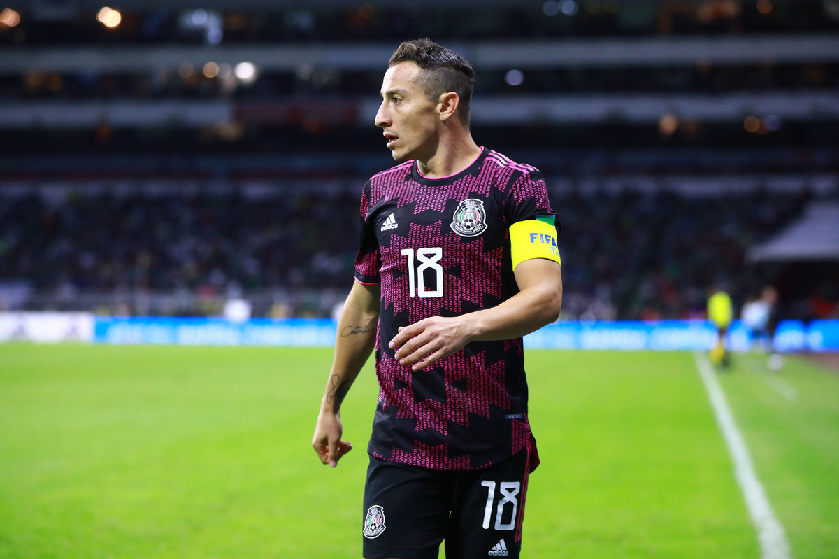 Andrés Guardado cree que el Estadio Azteca debería tener un mejor pasto (Imago7)
