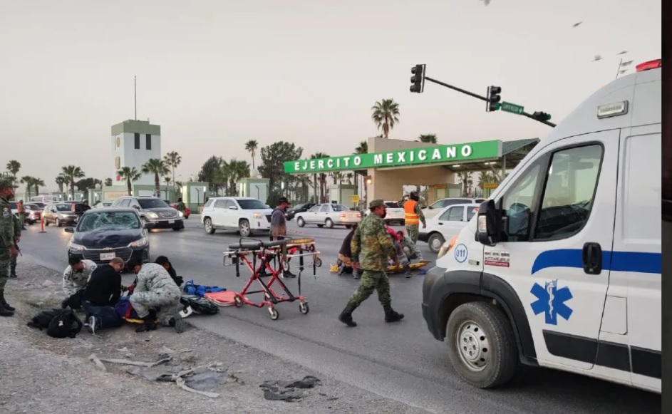 Atropellan a dos militares al intentar cruzar la carretera a Salinas Victoria. Foto: Especial.