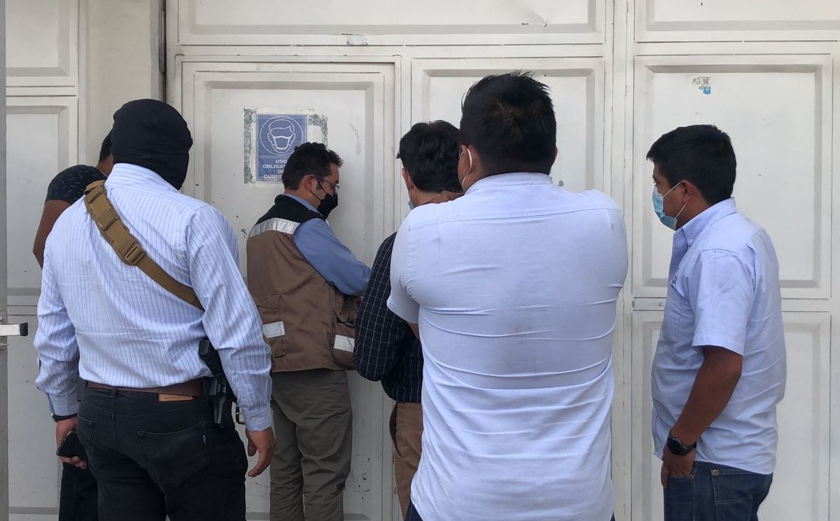 Las autoridades siguen a la espera de la orden de cateo. para poder ingresar. (Iván Carmona)