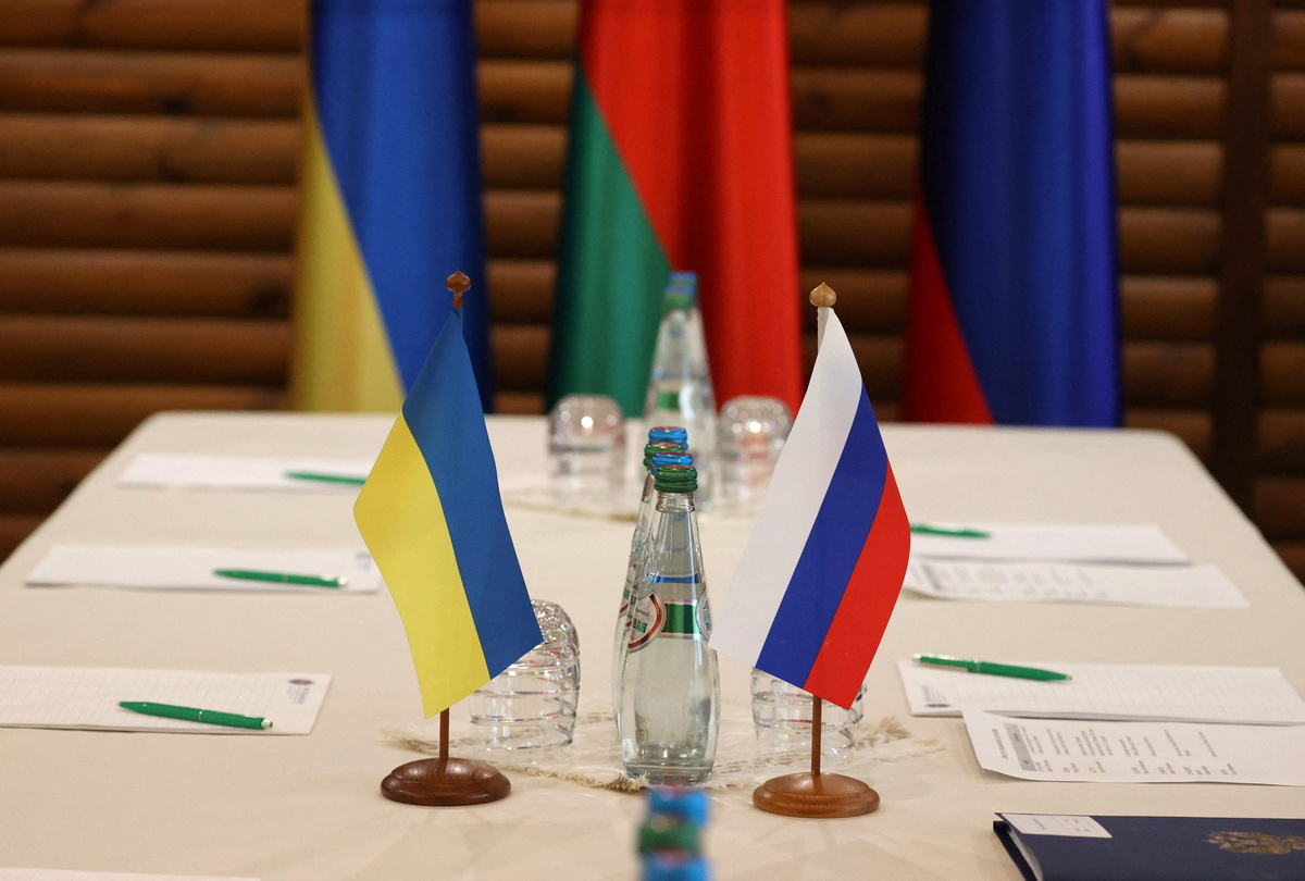 Banderas de Ucrania, Rusia y Bielorrusia en reuniones. | Foto: Maxim Guchek/BelTA/Handout via REUTERS