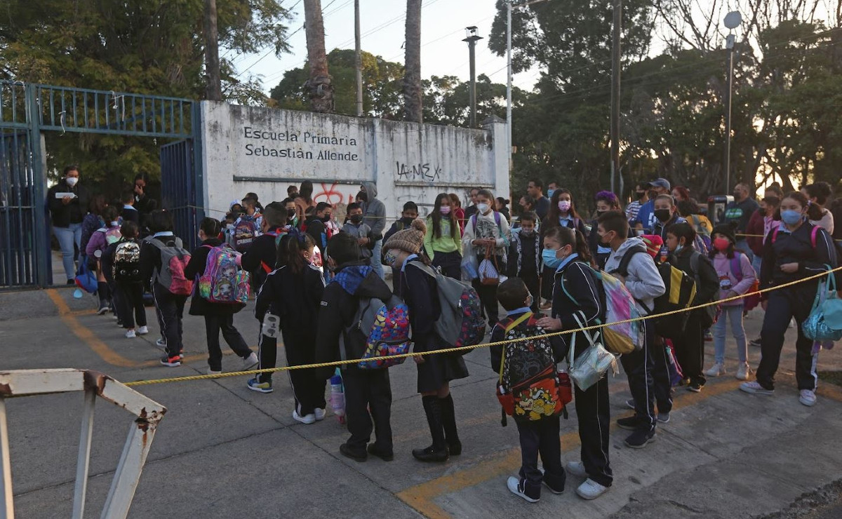 A capacidad total los planteles deben regresar a clases presenciales (Fernando Carranza)