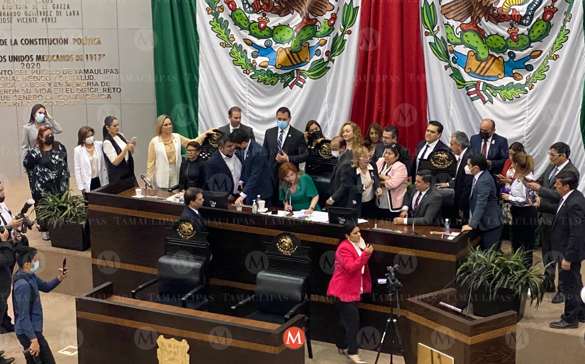 Diputados de Morena toman tribuna del Congreso de Tamaulipas. (Antonio Hernández)