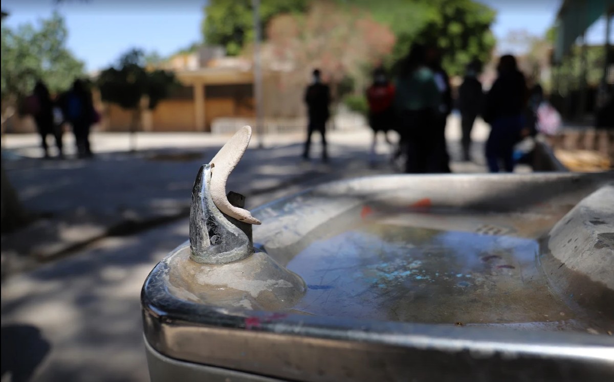 En escuelas donde se tiene falta de agua potable