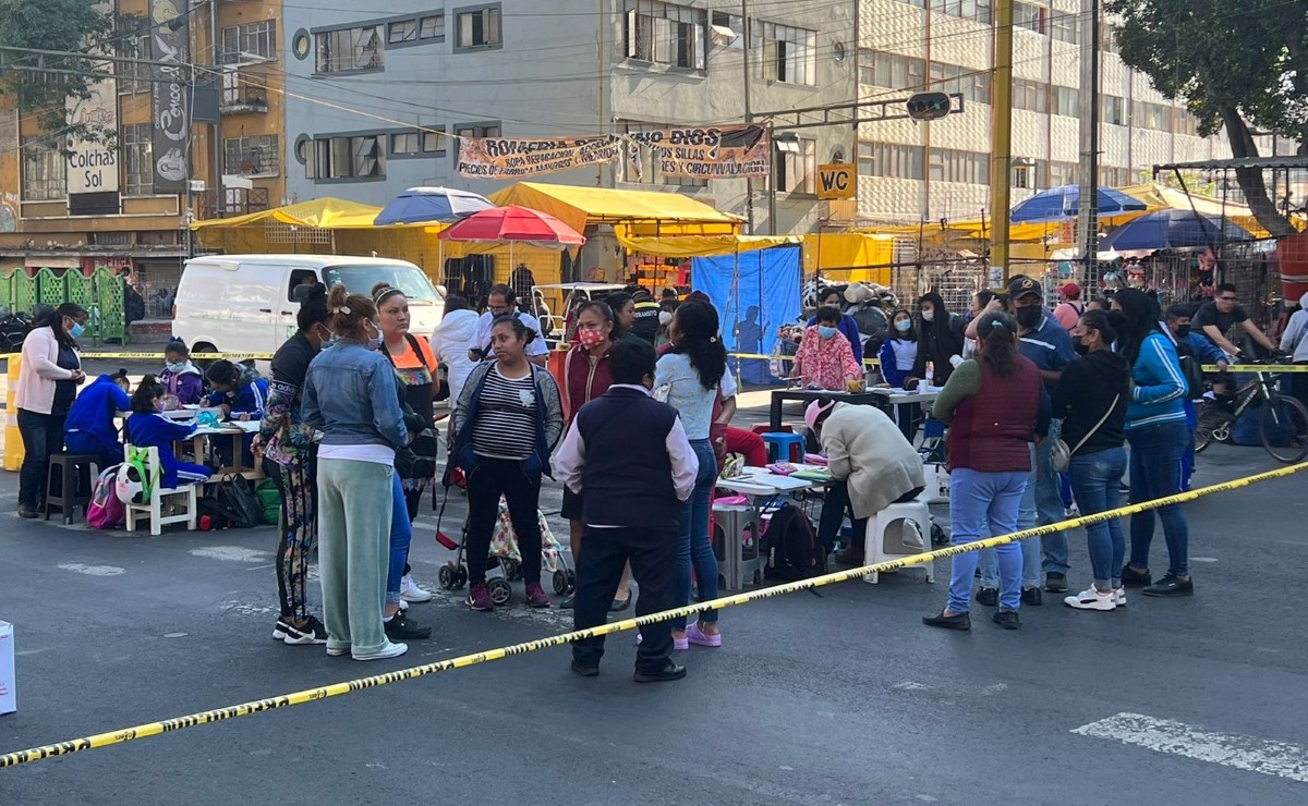 Los estudiantes de la primaria Cristóbal Colón tomaron clases en Eje 1 Oriente por sexto día. | Ramón Ramírez