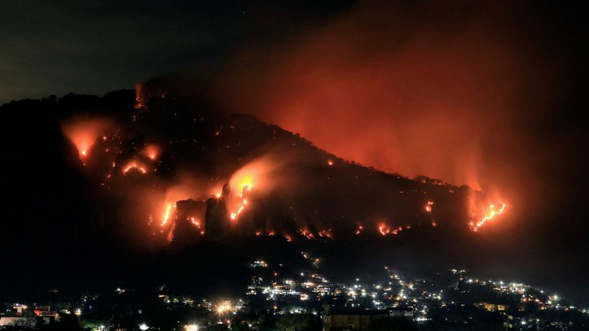 Incendio en cerro del Tepozteco se extendió en la noche