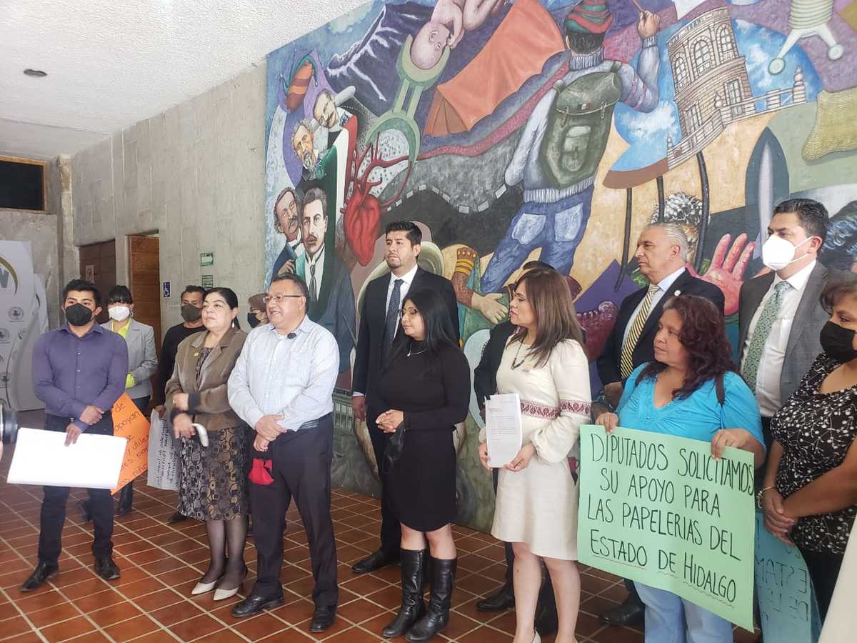 Integrantes de la Organización de papeleros del Estado de Hidalgo(OPEH)  acuden al Congreso del estado para apoyar la iniciativa de vales electrónicos