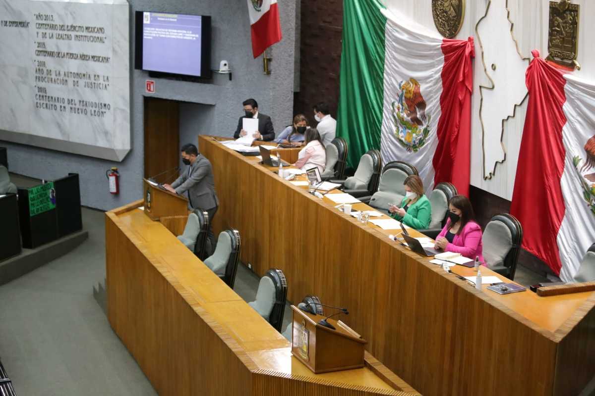 Luego de leer el dictamen que contiene 223 Artículos y cinco transitorios, durante cuatro horas, los diputados locales avalaron la primera vuelta. Fot