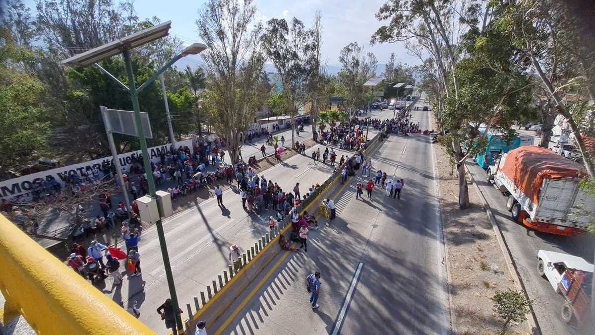 Los maestros bloquearon la autopista. (Rogelio Agustín)
