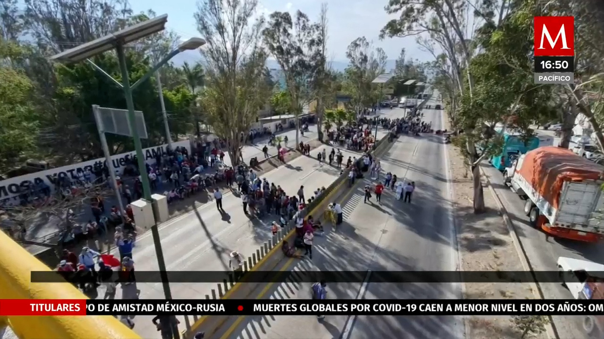 Maestros de la CETEG cierran la Autopista del Sol