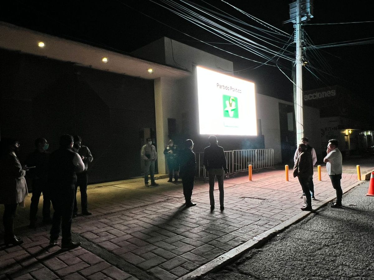 El representante del PVEM acudió a registrar al aspirante a la candidatura. (Especial)