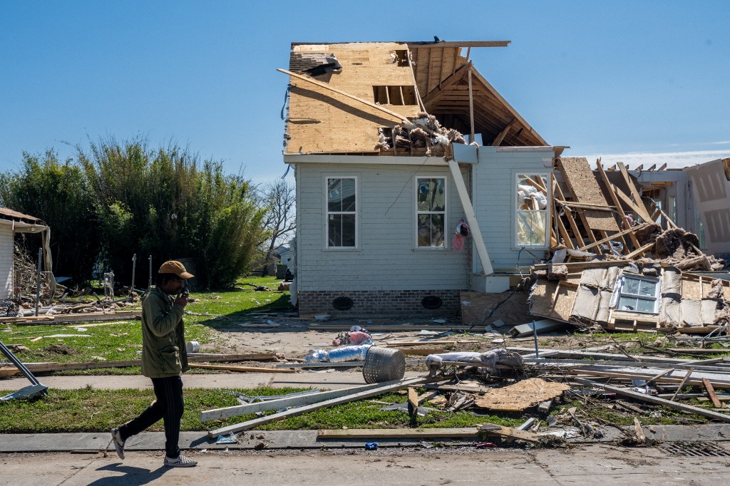 Los tornados provocaron afectaciones en Nueva Orleans a varias casas y calles. | AFP